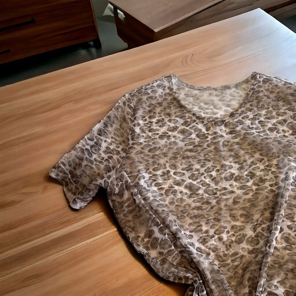 🐆Sheer leopard print shirt. TRENDING leopard print and SHEER 🐆 Great condition - Picture 7 of 14